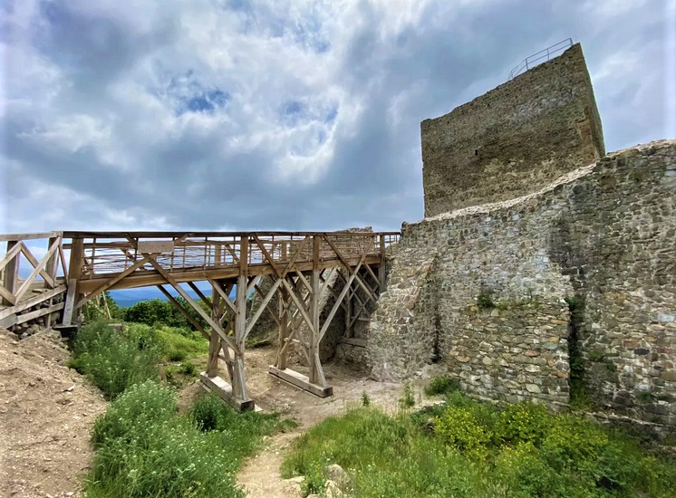 Šarišský hrad obnovujú ako v dávnom 13. storočí: Historická technika, ktorú dnes už nikde inde neuvidíte