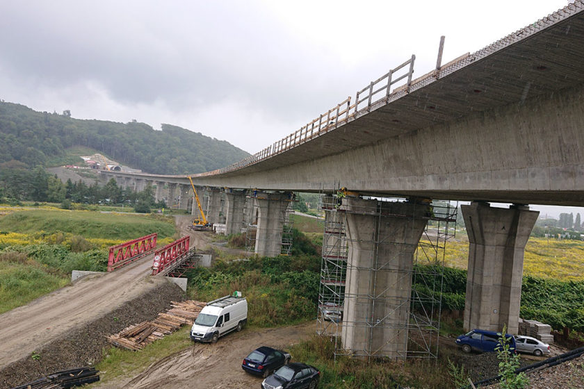 Most 206-00 v km 103,0 D1 cez rieku Torysa, nad železničnou traťou a cestou I/68 na D1 Prešov, západ – Prešov, juh