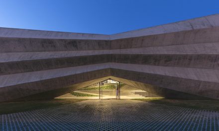 Vstup cez štrbinu vo fasáde. Kávová fabrika v Gruzínsku pripomína zložený papier