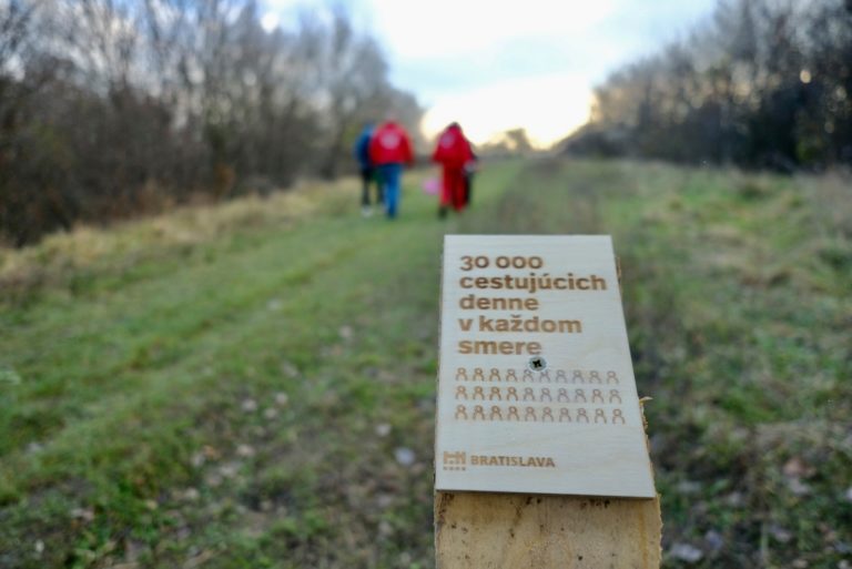 Električková trať v Petržalke nemusí byť hotová načas, myslí si Remišová. Mesto reagovalo takto