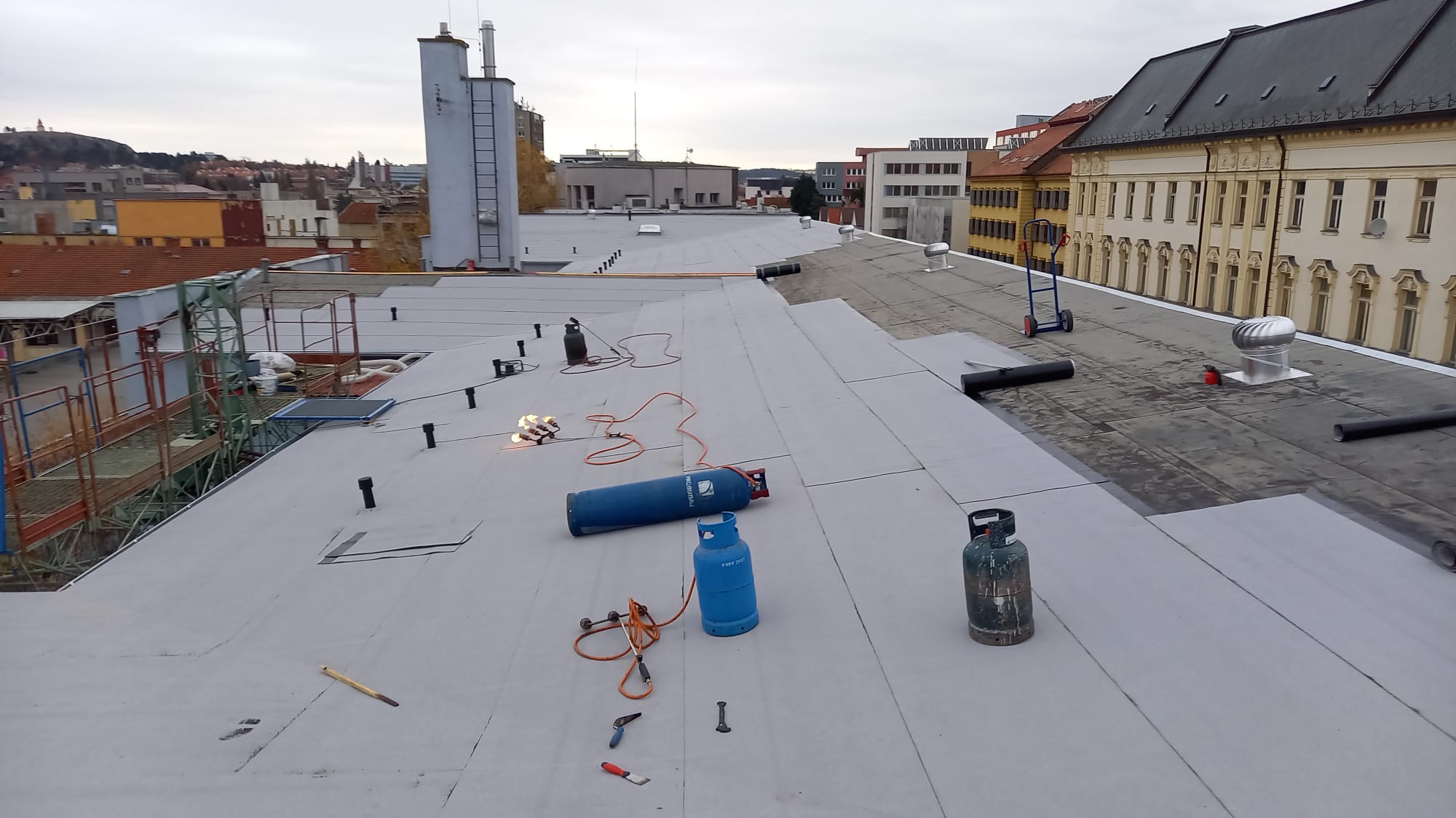 Asfaltové pásy: Čo je COOL ROOF efekt a prečo znižuje náklady?