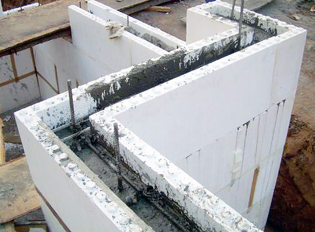 Stratené debnenie zjednodušuje výstavbu základov, oporných múrov, nosných stien aj pivníc