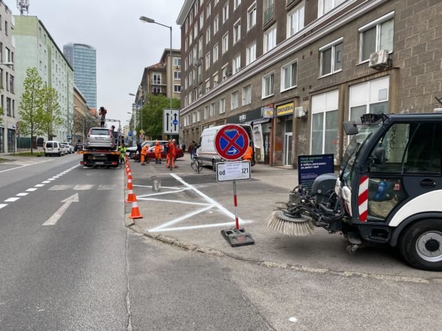 Na Mýtnej ubudne počet parkovacích miest. Magistrát značí miesta pre PAAS