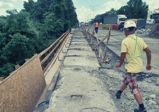 Práce na diaľničnom moste na D2 v Lamači si vyžiadali zmeny v doprave, rýchlosť ešte viac obmedzili