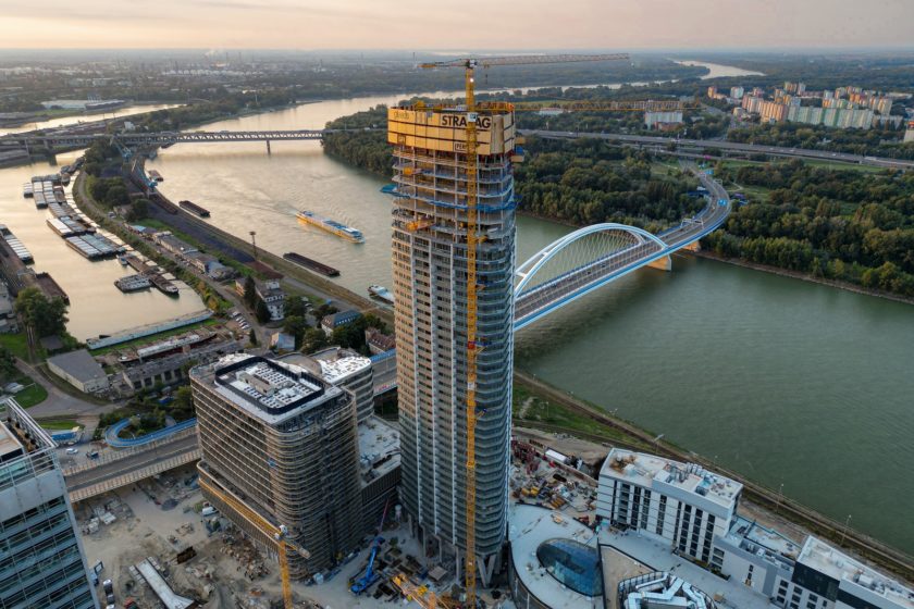 Rastie ako z vody. Eurovea Tower dosahuje výšku 150 metrov, takmer 90 % rezidencií je už predaných