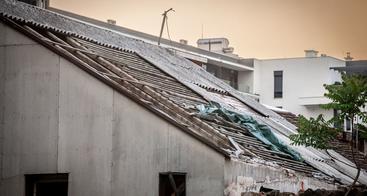 Azbest v starých budovách je problém, ľudí aj životné prostredie bude lepšie chrániť nová smernica
