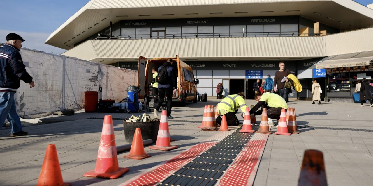 Obnova predstaničného námestia v Bratislave pokračuje. Pribudnú lavičky a ďalšia dlažba