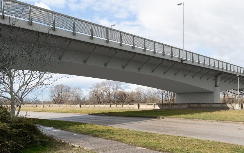 Po necelom roku rekonštrukcie sa most v Hlohovci otvoril pre dopravu
