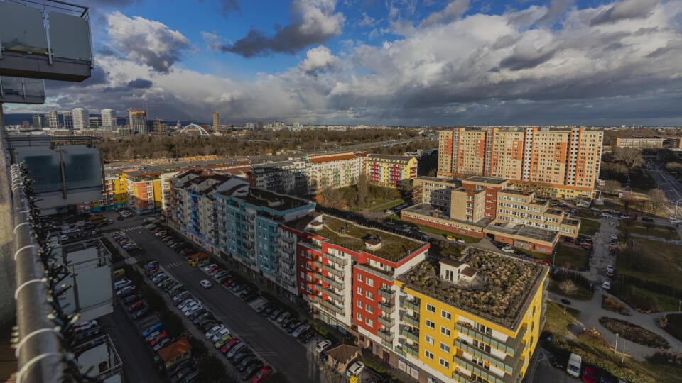 Aj staré nehnuteľnosti si držia cenu, byty v Nitre sú drahšie a zvykajme si na drahé hypotéky