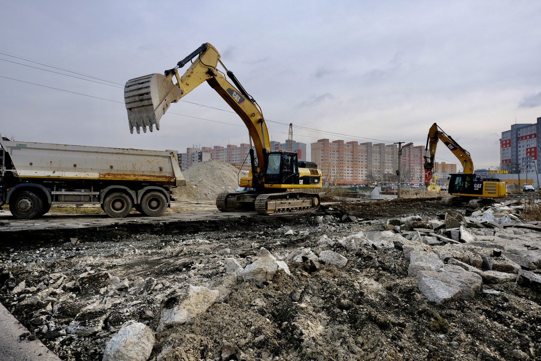 Na trase električky v Petržalke búrajú premostenie Rusovskej cesty
