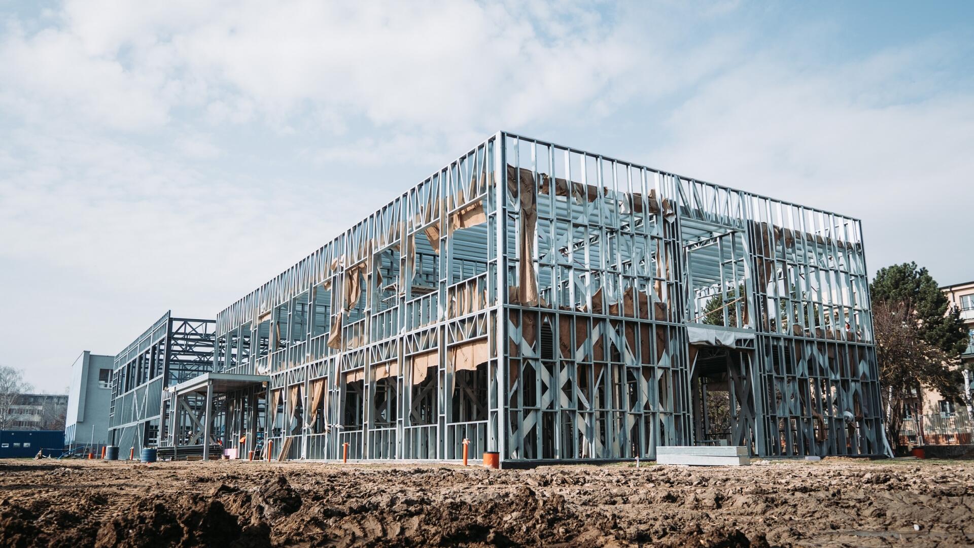 ZŠ Ostredková v Ružinove sa rozrastá o nový moderný pavilón z unikátnej technológie