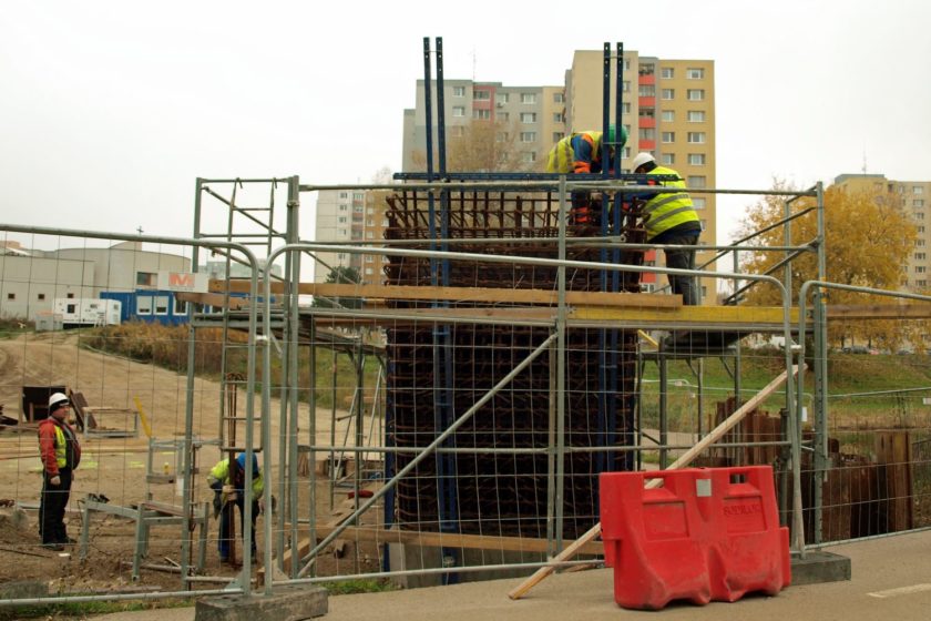 Splní zhotoviteľ tretí míľnik výstavby električkovej trate v Petržalke? To sa ukáže až v máji