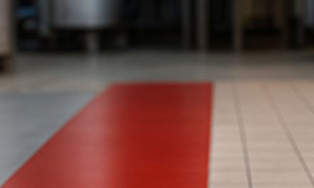 Podlahy a povrchy podľa STN/EN/ISO – Porovnanie druhov, odolnosti, prevádzky a údržby pre vysokozáťažové priestory