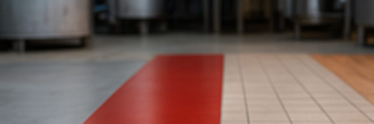 Podlahy a povrchy podľa STN/EN/ISO – Porovnanie druhov, odolnosti, prevádzky a údržby pre vysokozáťažové priestory