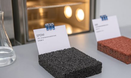 Starnutie a recyklovateľnosť polymérnych športových povrchov – fotodegradácia, VOC a environmentálne hodnotenie podľa STN EN 15330-2 a ISO 14021