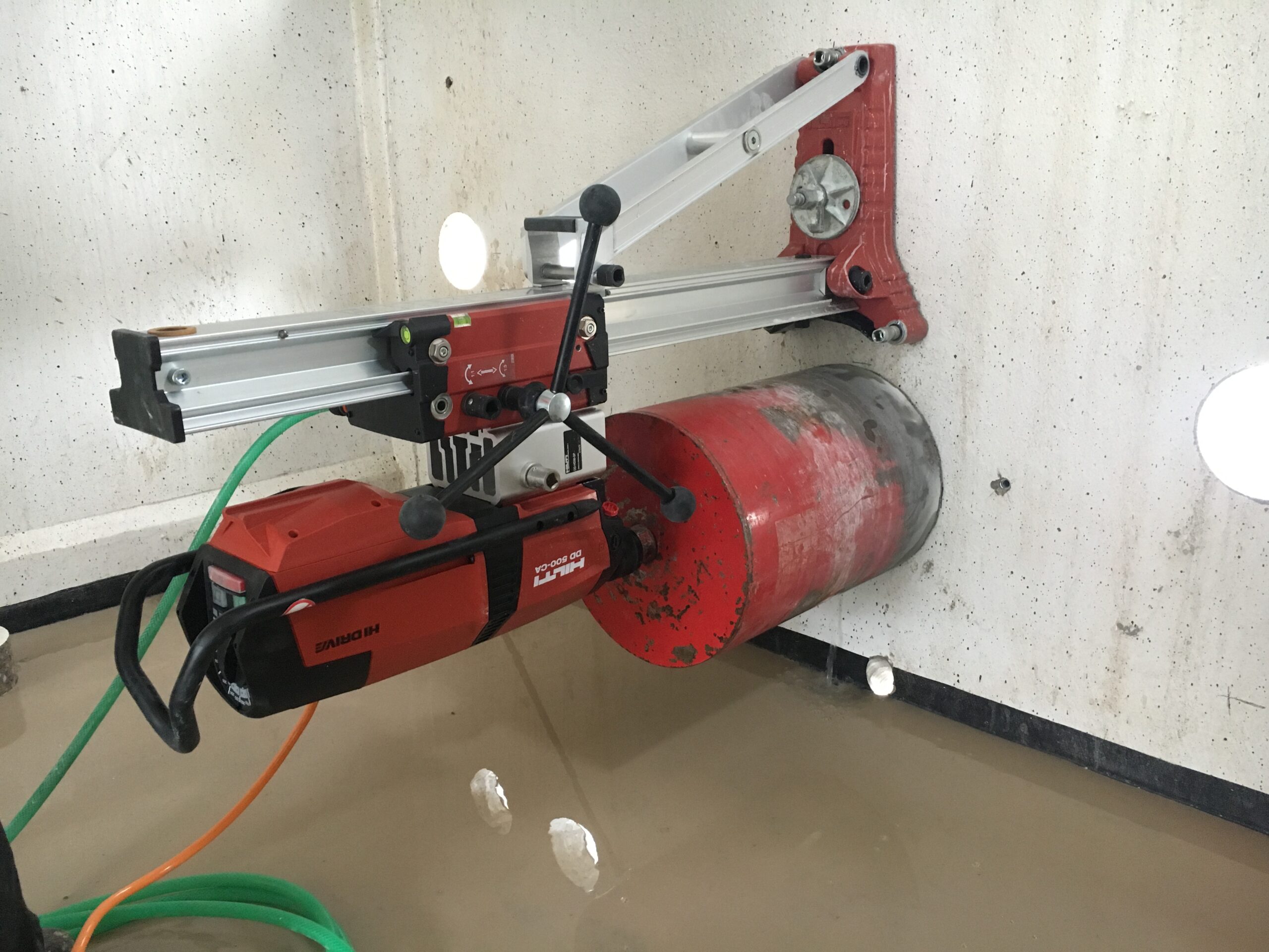 Jadrové vŕtanie betónu a železobetónu – technologické prestupy v konštrukciách