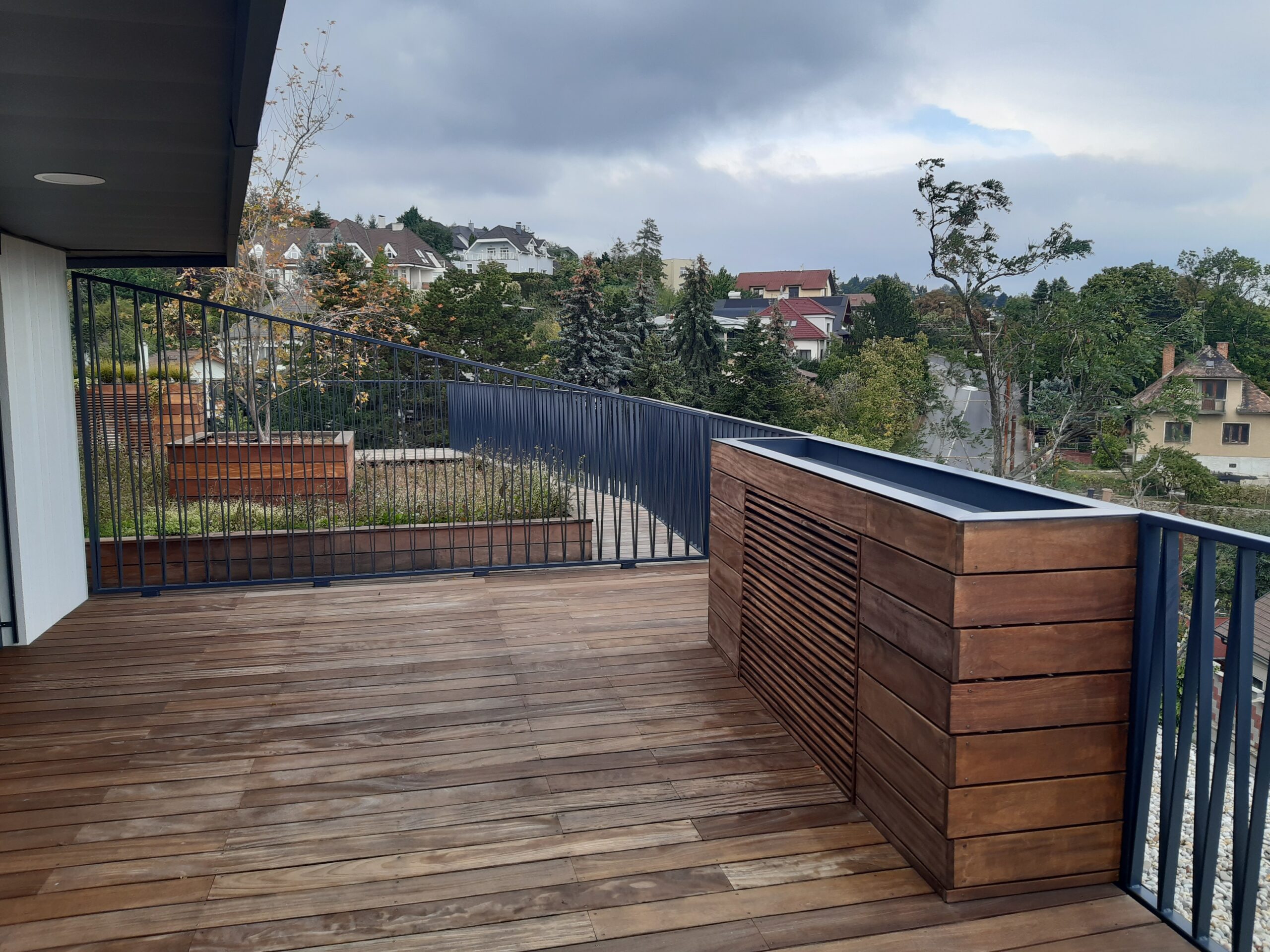 Kovové zábradlia – návrh, výroba a montáž bezpečnostných konštrukcií