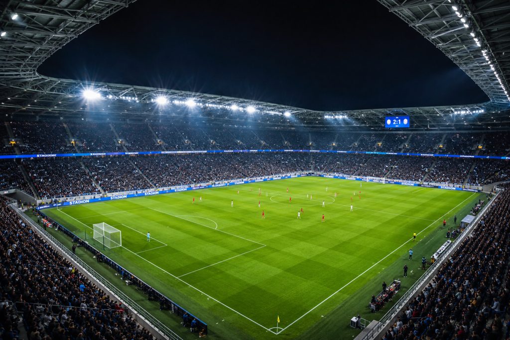  Športové LED osvetlenie STADION podľa STN EN 12193:2019 na modernom futbalovom štadióne.