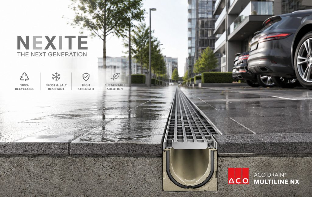 Alt text: ACO DRAIN® Multiline NX s materiálom NEXITE® zabudovaný v modernej mestskej komunikácii a parkovisku s rezom odvodňovacieho žľabu a roštovým krytom pre efektívne liniové odvodnenie dažďovej vody.