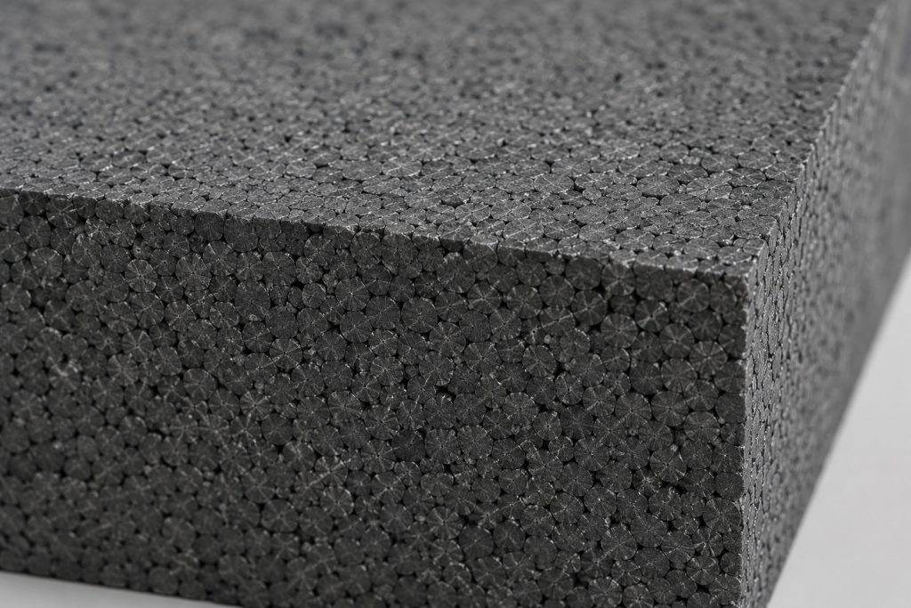 Detail grafitovej štruktúry tepelnoizolačnej dosky Austrotherm GrEPS 70 Fasádny z expandovaného polystyrénu s nízkou tepelnou vodivosťou pre energeticky úsporné fasádne systémy a zateplenie budov.