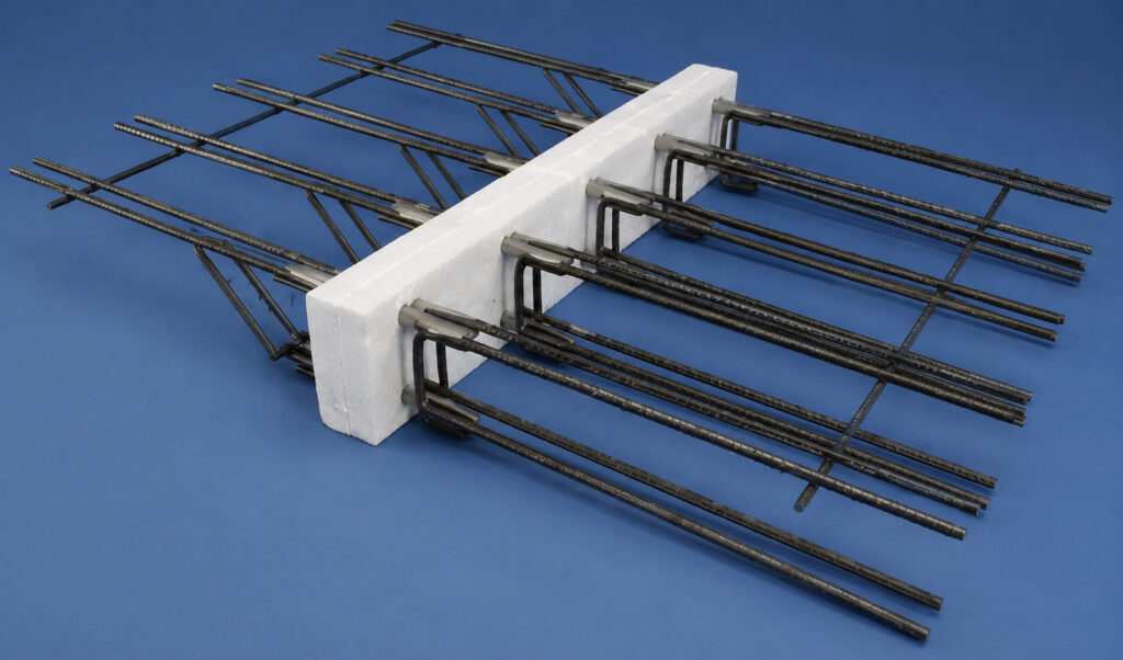 EBEA® balkónový termoizolačný nosník zabudovaný medzi železobetónovou stropnou doskou a konzolovým balkónom s tepelnou deliacou vrstvou a obmedzením tepelného mosta