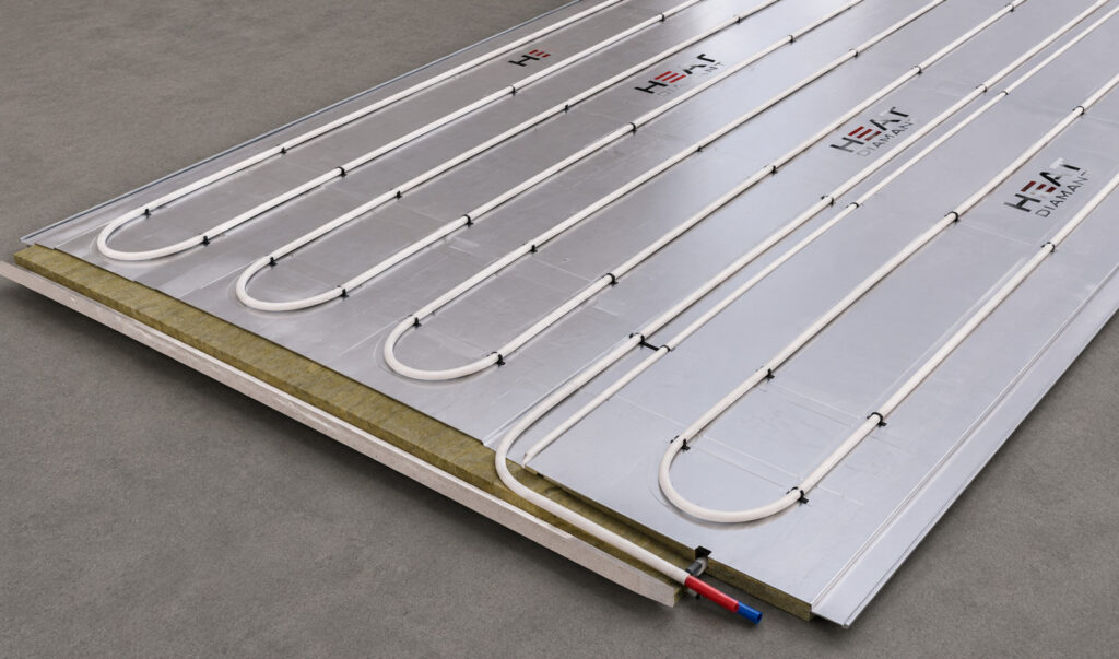 Technický detail panelu HEAT DIAMANT s integrovaným PE-Xa/PE-RT potrubím pre stropné chladenie a vykurovanie.